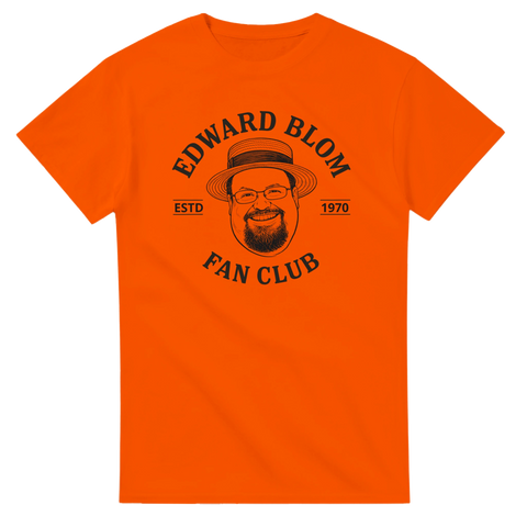 Edward Blom Fan Club-tryck med karikatyr av Edward Blom i stråhatt, på orange T-shirt.