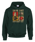 Skogsgrön hoodie med kaxig textdesign och samhällskritisk illustration
