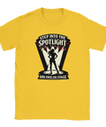 Step into the Spotlight" retro-tryck med silhuett av kvinna på gul t-shirt.