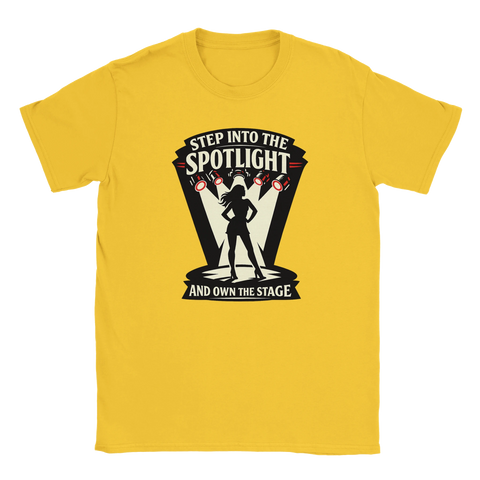 Step into the Spotlight" retro-tryck med silhuett av kvinna på gul t-shirt.