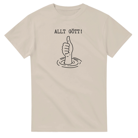 Svart text "ALLT GÖTT!" och tumme upp-hand i vatten på beige t-shirt.