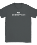 Min studentpresent" i vit bubblig text på mörkgrå t-shirt med rund hals, studentpresent.