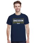 Man som bär en marinblå t-shirt med politiskt Åkesson 2026 motiv