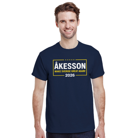 Man som bär en marinblå t-shirt med politiskt Åkesson 2026 motiv