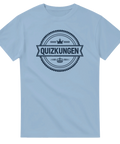 Ljusblå t-shirt med Quizkungen motiv och grafiska kronor
