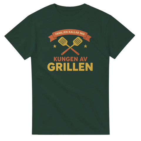Grafiskt grillmotiv med texten Familjen kallar mig Kungen av grillen – mörkgrön t-shirt