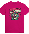 Rosa t-shirt med en färgglad förvånad katt och texten Lesbians Eat What?!.