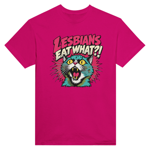 Rosa t-shirt med en färgglad förvånad katt och texten Lesbians Eat What?!.