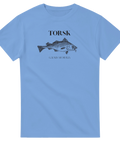Blå t-shirt med en svart illustration av en torsk med texten "TORSK" och "GADUS MORHUA" ovanför och under fisken.