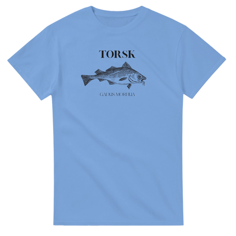 Blå t-shirt med en svart illustration av en torsk med texten "TORSK" och "GADUS MORHUA" ovanför och under fisken.