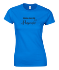 Texten "DENNA DAM ÄR Pensionär" med svarta hjärtan på en blå dam t-shirt.