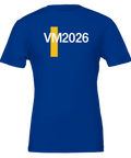 Sverige VM 2026 design med vit text och gult element på kungsblå t-shirt