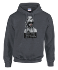 Marilyn Monroe-inspirerad kvinna med solglasögon, rött läppstift, text "Ingen jävel kallar mig lilla gumman" på mörkgrå ho...