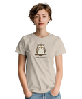 Tecknad uggla med slutna ögon på gren, text "SITTER OCH UGGLAR" på beige t-shirt.