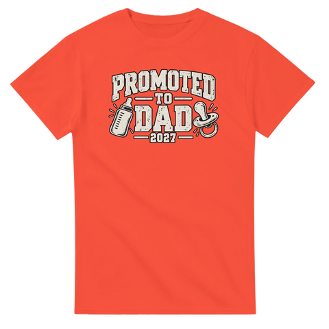 Orange t-shirt med texten Promoted to Dad 2027, nappflaska och napp.