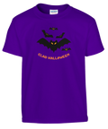 Lila t-shirt med halloweenmotiv för barn föreställande svarta fladdermöss med gula ögon