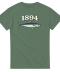 Makrill och "1894" tryck i vintage-stil på grön T-shirt.