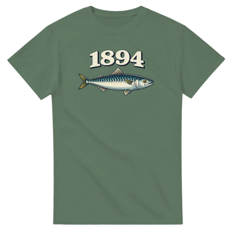 Makrill och "1894" tryck i vintage-stil på grön T-shirt.
