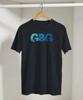 Svart t-shirt med blått GBG-motiv hängande på en trägalge