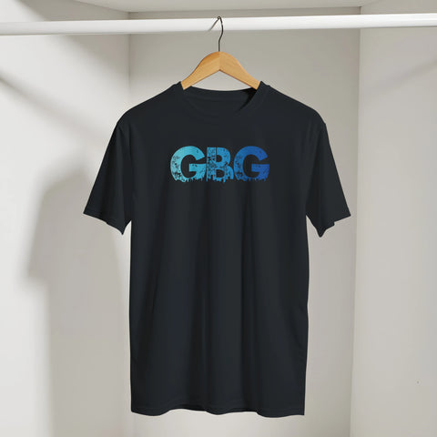 Svart t-shirt med blått GBG-motiv hängande på en trägalge