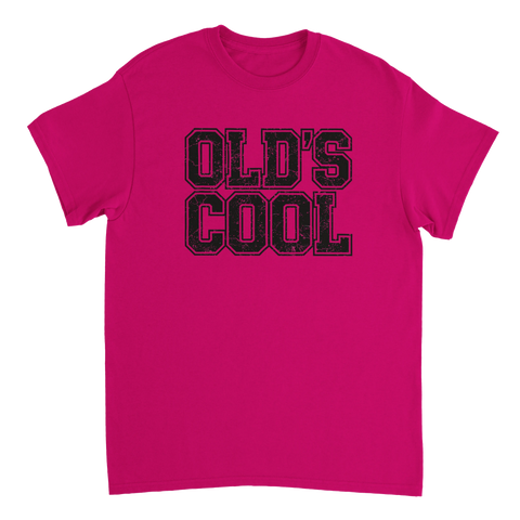 Old's Cool" text i sliten retrostil på fuchsia t-shirt.