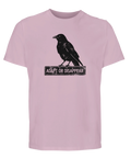 Svart kråka på skylt "ADAPT OR DISAPPEAR" med sliten text på ljuslila ekologisk T-shirt.