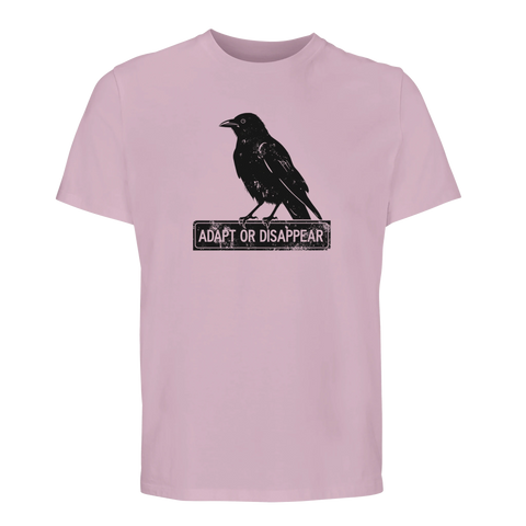 Svart kråka på skylt "ADAPT OR DISAPPEAR" med sliten text på ljuslila ekologisk T-shirt.