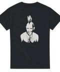 Svartvit grafisk illustration av Sören från Nattbuss 807 på en svart t-shirt