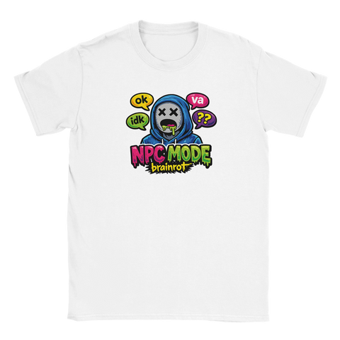 Färgglatt tryck med texten NPC Mode Brainrot och pratbubblor på en vit t-shirt