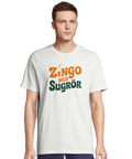 Man i vit t-shirt med tidlös illustration inspirerad av klassisk läsk