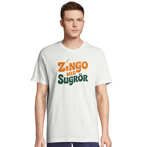 Man i vit t-shirt med tidlös illustration inspirerad av klassisk läsk