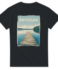Klassisk svensk sommaridyll med brygga och spegelblank sjö – svart t-shirt