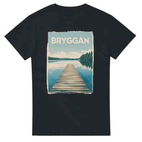 Klassisk svensk sommaridyll med brygga och spegelblank sjö – svart t-shirt