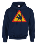 Rolig illustration av svenska älgar på en marinblå hoodie