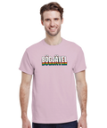 BÖGJÄVEL" i regnbågsfärgad 3D-stil på ljusrosa t-shirt, humoristisk pride-design.