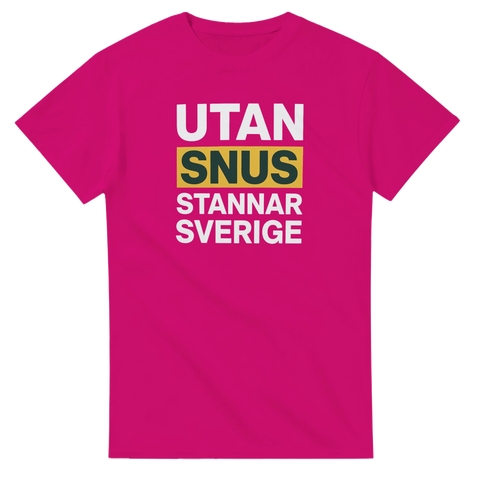 Kaxig t-shirt med snus-citat i vit och gul typografi