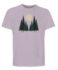 Grafiskt naturmotiv med mörka siluetter av granar på en lila t-shirt