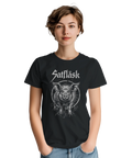 Kvinna bär en svart t-shirt med satiriskt hårdrockstryck och gris-illustration