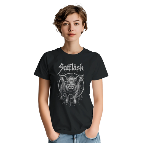 Kvinna bär en svart t-shirt med satiriskt hårdrockstryck och gris-illustration