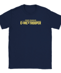 CHEAT ENABLED E=MC2 TROOPER" texttryck i guld på mörkblå t-shirt med rund hals, gaming-stil.