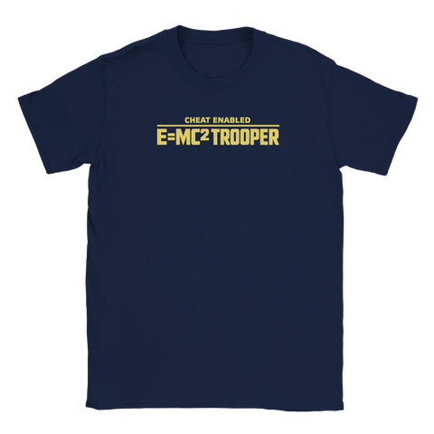 CHEAT ENABLED E=MC2 TROOPER" texttryck i guld på mörkblå t-shirt med rund hals, gaming-stil.