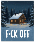 Närbild på en mysig stuga i ett vinterlandskap med snötyngda träd och en stjärnklar himmel under vintern.