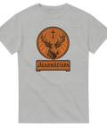 Jägarmästarn-tryck med hjorthuvud, kors och orange cirkel på grå t-shirt.