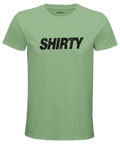 Svart Shirty-logga med slitna effekter på en ljusgrön premium herr-t-shirt i streetwear-stil.