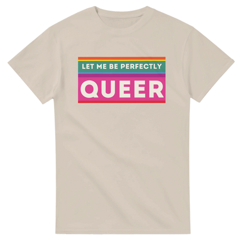 Texten "Let Me Be Perfectly Queer" i retrostil på beige t-shirt.