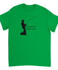 Grön t-shirt med ironiskt budskap om fiskeutrustning i grafiskt tryck