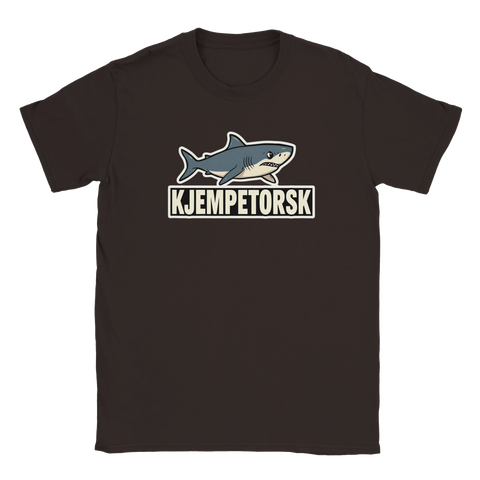 Mörkbrun t-shirt med ett absurt motiv av en haj och texten Kjempetorsk