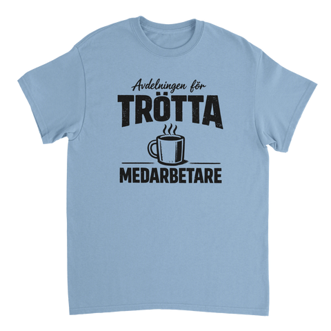 Satiriskt tryck "Avdelningen för TRÖTTA MEDARBETARE" med kaffekopp på ljusblå t-shirt.