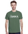 Vit text "ÄNNA" med stiliserade ögon i Ä:et på grön t-shirt, humoristisk design.