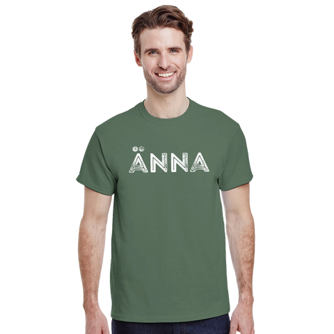 Vit text "ÄNNA" med stiliserade ögon i Ä:et på grön t-shirt, humoristisk design.